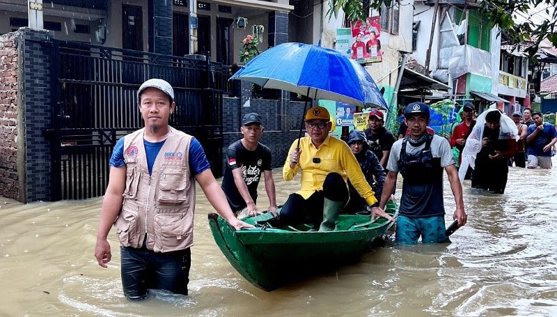 Salurkan Paket Bantuan, Kang Haji Ace Bicara Perlunya Grand Desain Penanganan Banjir di Bandung Selatan