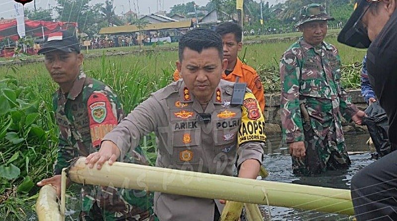 Kapolres Subang Pimpin Karya Bakti Pembersihan Kali dan Penanaman Pohon di Desa Cilamaya Girang
