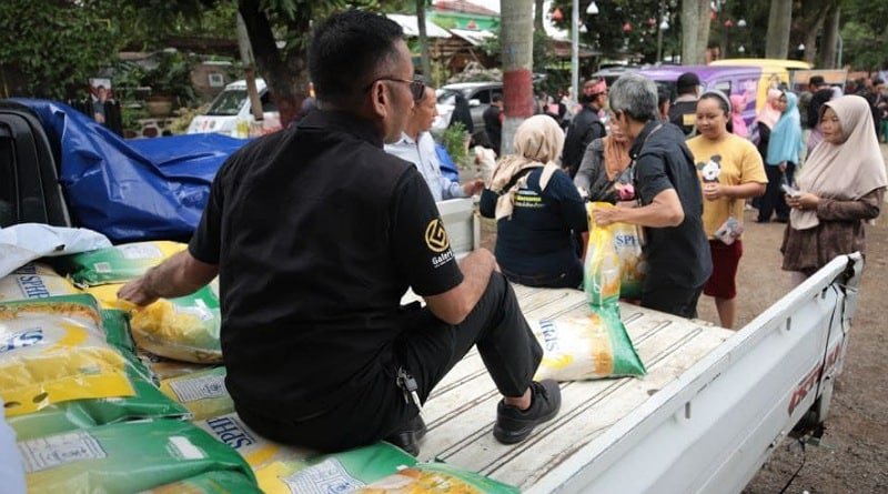 Warga Cibiru Kota Bandung Serbu Pasar Murah