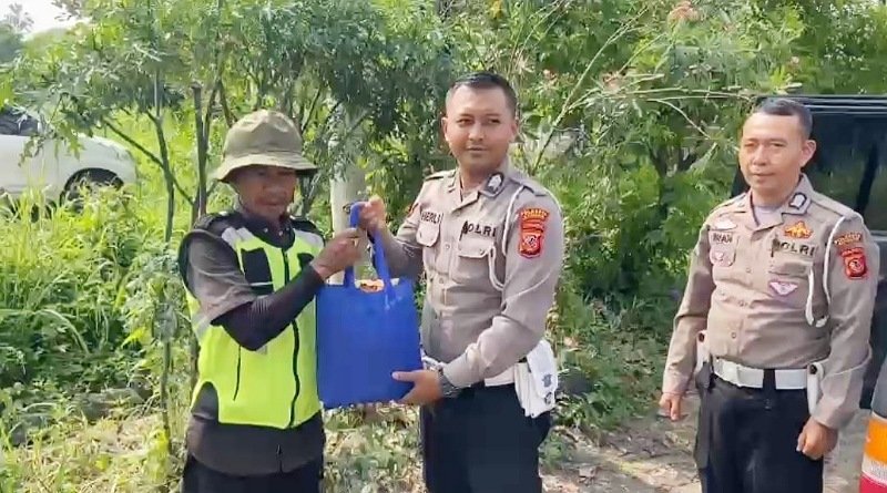 Jumat Berkah, Satlantas Polresta Bandung Bagikan Puluhan Paket Sembako