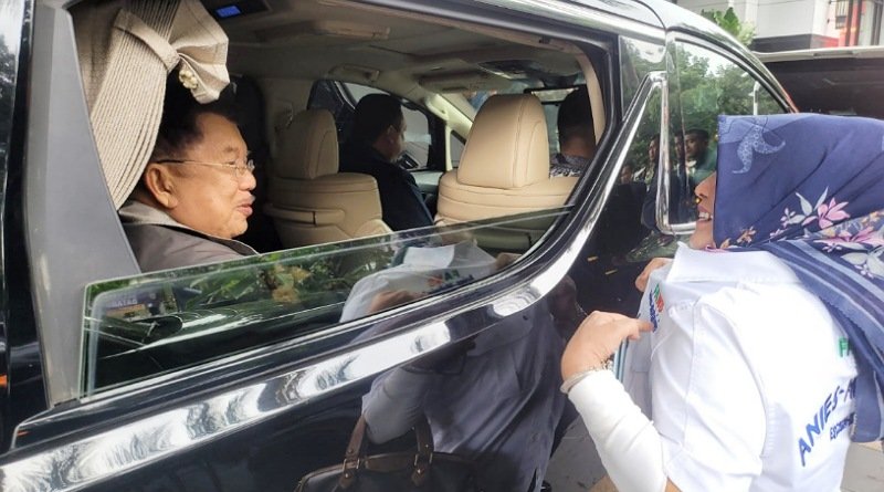 Kampanye AMIN di Tegallega Bandung, Neng Tarno Senang Bisa Ketemu JK dan Surya Paloh