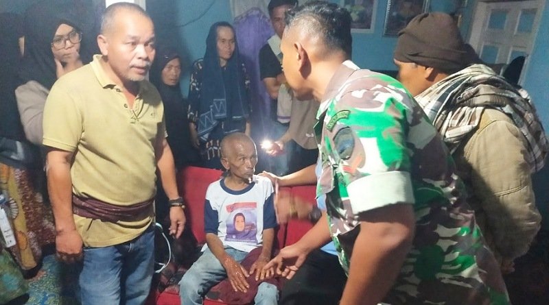 Personel Kodim 0304/Agam Gendong Korban Luka Bakar, Dandim Berikan Pujian