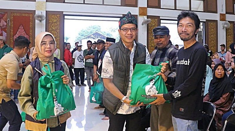 Bupati Bandung Salurkan Bantuan Paket Sembako Untuk 15.000 Seniman dan Budayawan