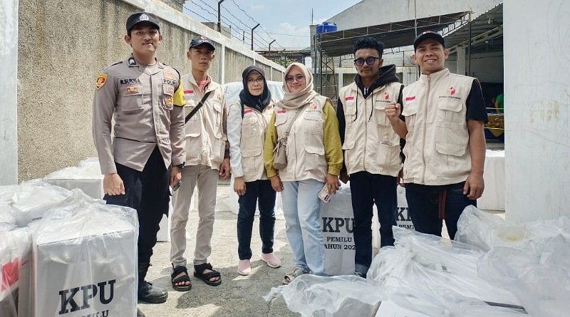 Polsek Cileunyi Kerahkan Anggota Kawal Distribusi Logistik Pemilu dari PPS ke masing-masing TPS