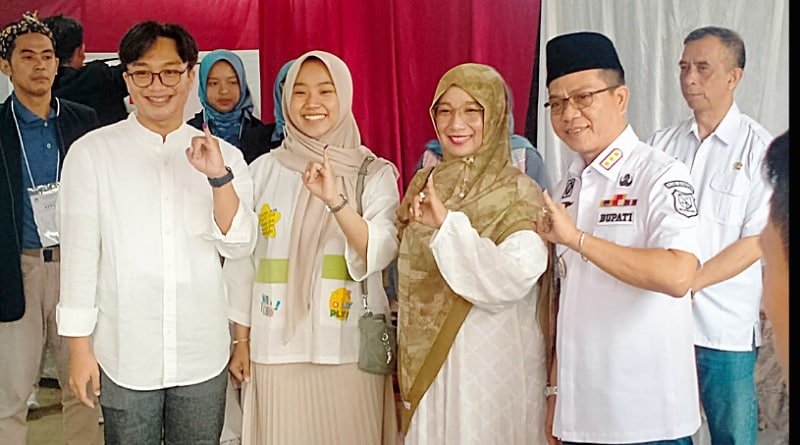 Bupati Dadang Supriatna dan Keluarga Nyoblos di TPS 37 Desa Tegalluar