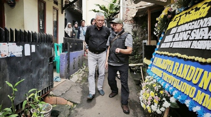 Gugur dalam Tugas, Pj. Wali Kota Bandung Takziah ke Rumah Ketua KPPS 18 Kel. Pasirwangi