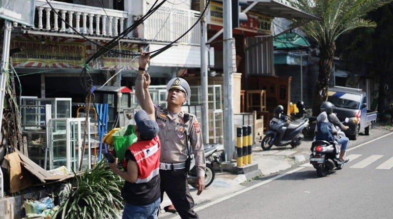 Sat Lantas Polres Gresik Sigap Tangani Putusnya Kabel Listrik di Simpang 4 Kebomas