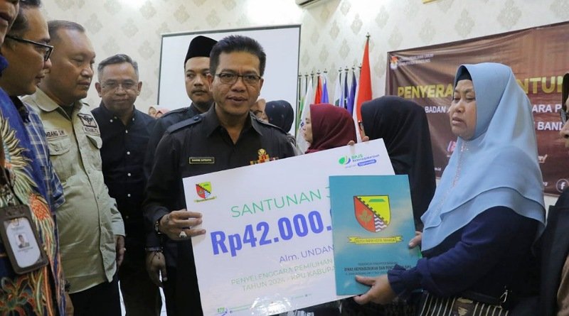 Bupati Bandung Serahkan Santunan Bagi 19 Petugas Penyelenggara Pemilu yang Meninggal Saat Bertugas