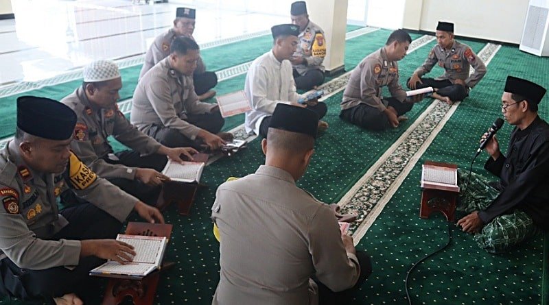 Kapolres Gresik AKBP Adhitya Panji Anom Tadarus Bersama Personel di Bulan Ramadan