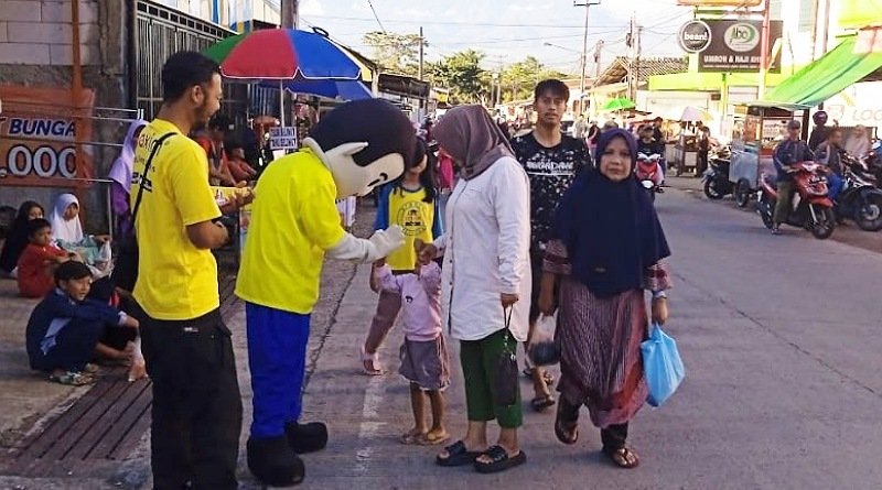 Maxim Sukabumi Bagi-Bagi Takjil untuk Masyarakat