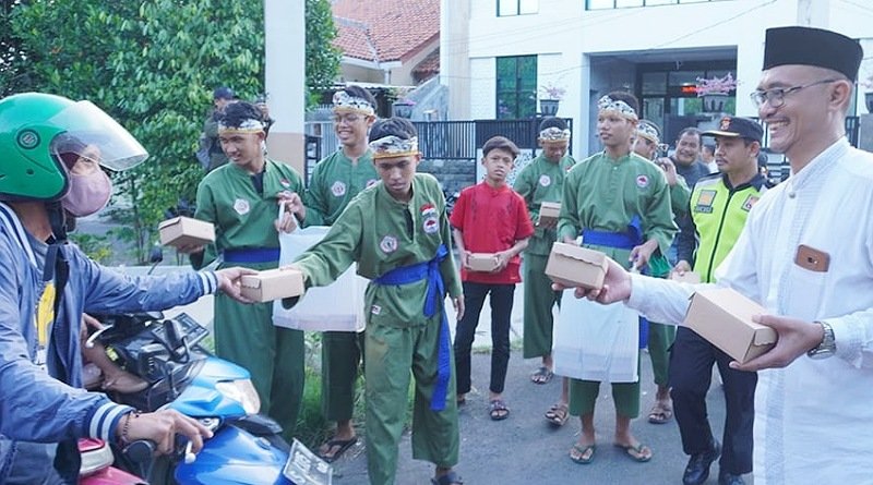 LDII, Persinas ASAD dan Senkom Mitra Polri Bagikan Takjil di Gunung Anyar