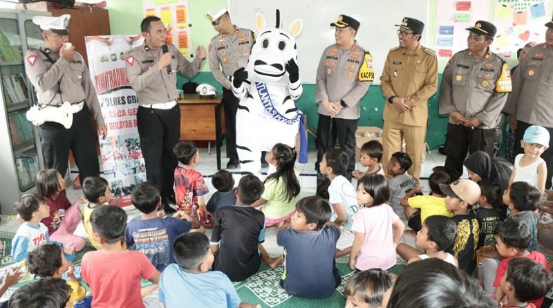 Keseruan Tim Trauma Healing Polres Hibur Anak-anak Korban Gempa Bumi di SDN 380 Gresik