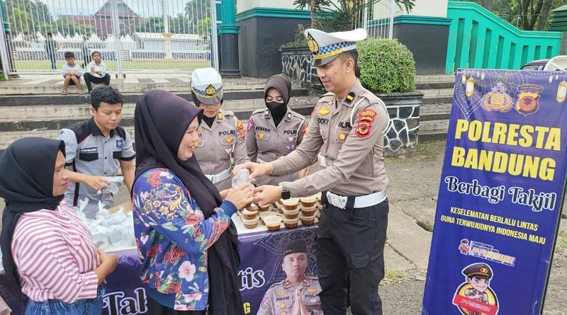 Satlantas Polresta Bandung Kembali Bagi-bagi Takjil Kepada Masyarakat
