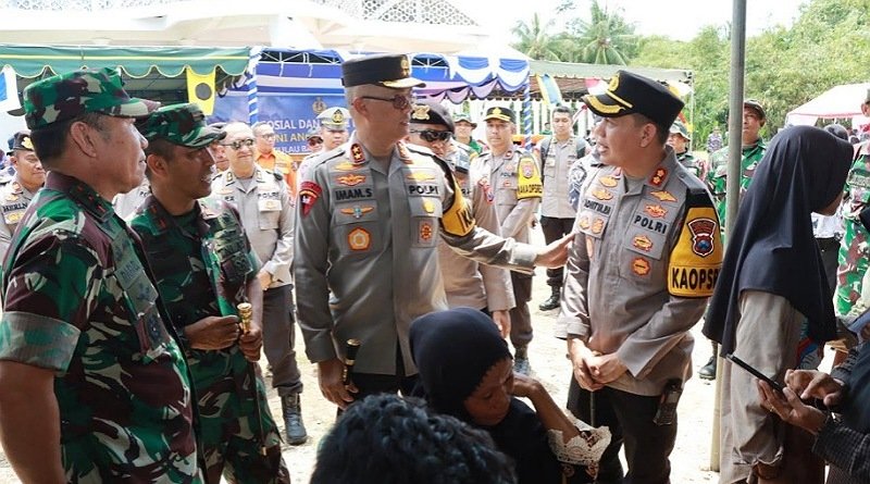 Kapolres Gresik dan Kapolda Jatim Beri Bantuan pada Warga Terdampak Gempa Bumi di Pulau Bawean