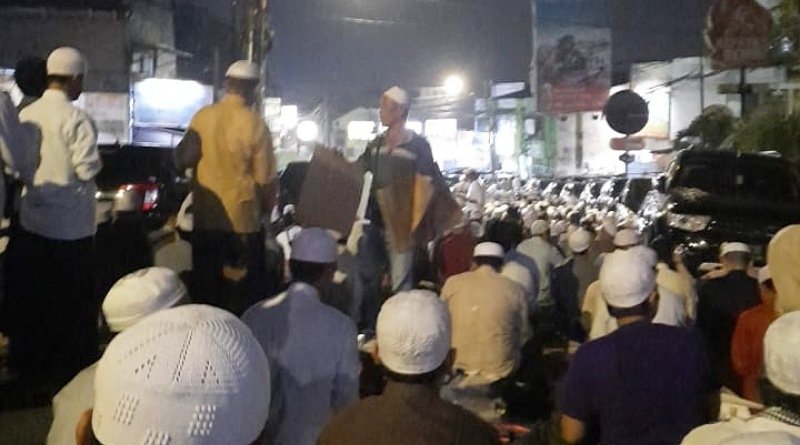 Sambut Malam 21 Ramadan, Warga Kramat Empang Tarawih Luber Sampai ke Jalan Raya