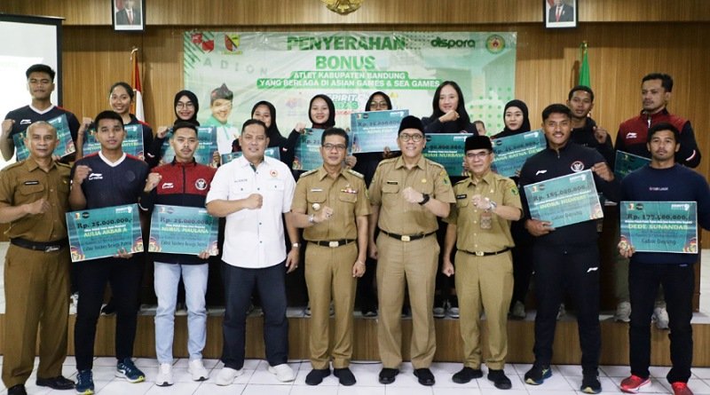 Bupati Berikan "Uang Kadeudeuh" Rp 1,4 Miliar kepada Atlet dan Pelatih Berprestasi di ASIAN Games juga SEA Games 2023
