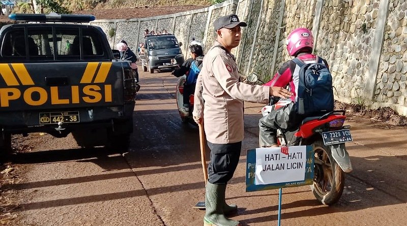 Sejumlah Pengendara Roda Dua Terjatuh, Polsek dan Koramil Kertasari Sigap Bersihkan Endapan Lumpur