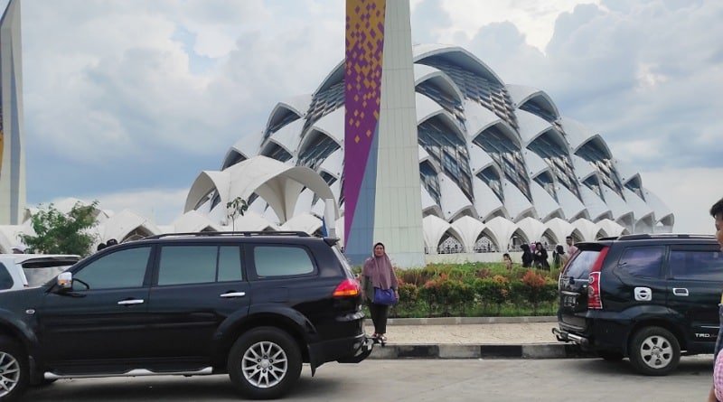 Libur Idul Fitri 1445 H Pengunjung Mesjid Al Jabar Membludak, Parkir Kendaraan Masih Dikeluhkan