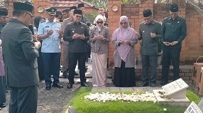 Bupati Dadang Supriatna dan Wabup Sahrul Gunawan Jalan Bareng Ziarah ke Makam-makam Mantan Bupati Bandung
