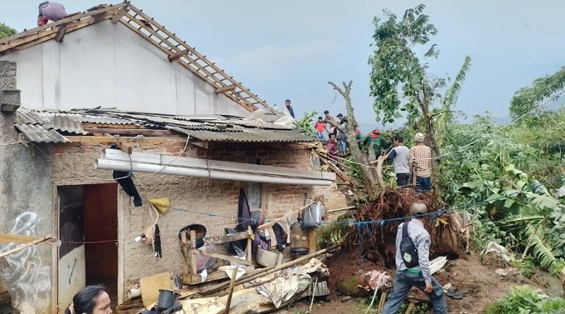 Puluhan Rumah di Cimaung Kab Bandung Diterjang Angin Kencang