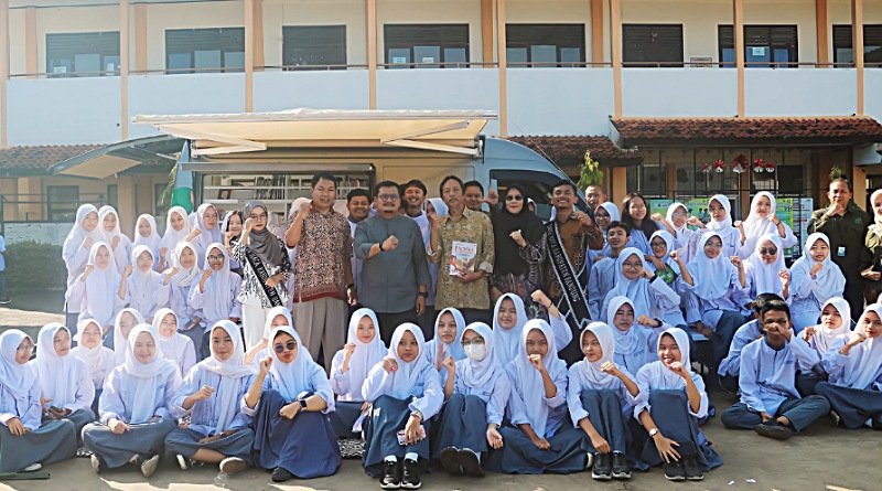 Safari Literasi di SMAN 1 Margahayu, Teguh Purwayadi Sebut Buku "Jendela Dunia"