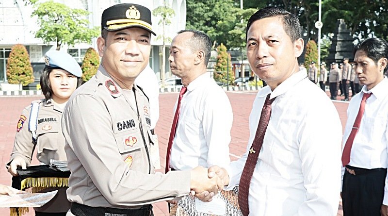 Polres Gresik Apresiasi Anggota Berprestasi Langsung Diberi Penghargaan