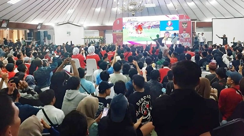 Semangat Tinggi Warga Bojonegoro Nobar Timnas di Pendopo Malowopati