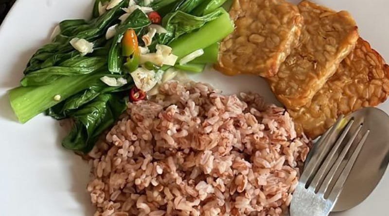 Pola Makan Sehat untuk Orang yang Berusia di Atas 50 Tahun