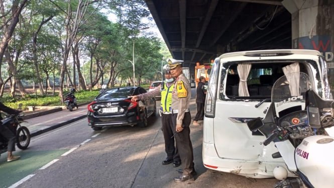 Kecelakaan Beruntun di Kelapa Gading : 2 Orang Terluka