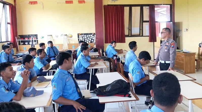 Hardiknas 2024, Satlantas Polres Gresik Go to School di SMKN 1 Duduksampeyan