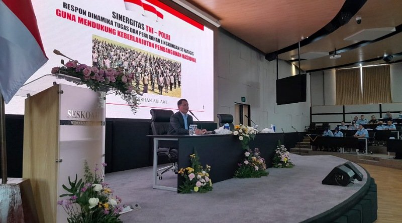 Dede Farhan Aulawi Sampaikan Paparan Pentingnya Sinergitas TNI – Polri di Seskoau, Lembang
