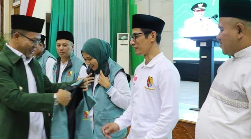 Bupati Bandung Lepas 430 Petugas Kloter, Karu dan Karom Jamaah Haji