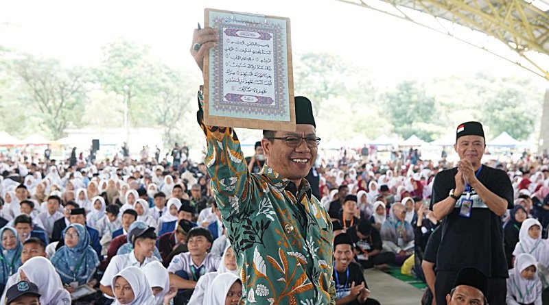 Pecahkan Rekor Muri, 38.300 Orang di Kabupaten Bandung Hari ini Menulis Al-Qur'an