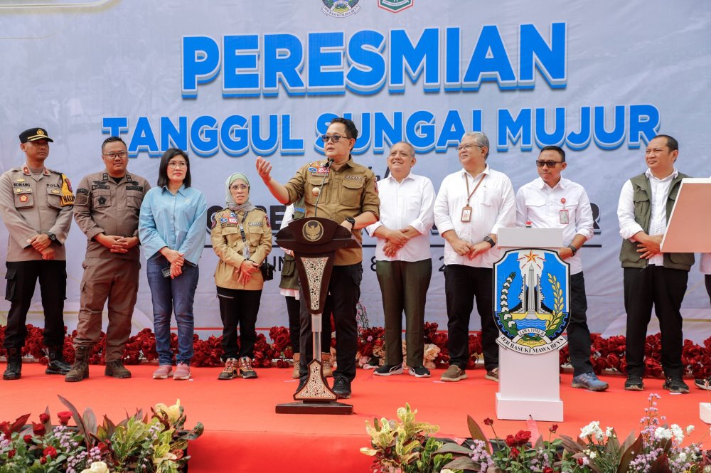 Pj Gubernur Jatim Resmikan Infrastruktur Pascabencana dan Santuni Korban Longsor di Lumajang