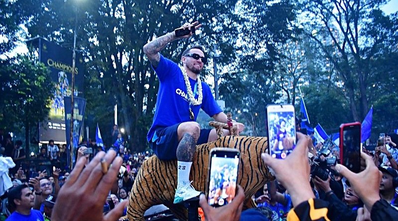 Ribuan Bobotoh dan Warga Bandung Rayakan Pesta Juara Persib di Gedung Sate, Glenn, "Terima kasih bobotoh"