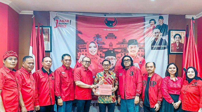 Maju Bacawalkot Bandung dari PDI Perjuangan, Dandan Terima KTA dari Ono Surono