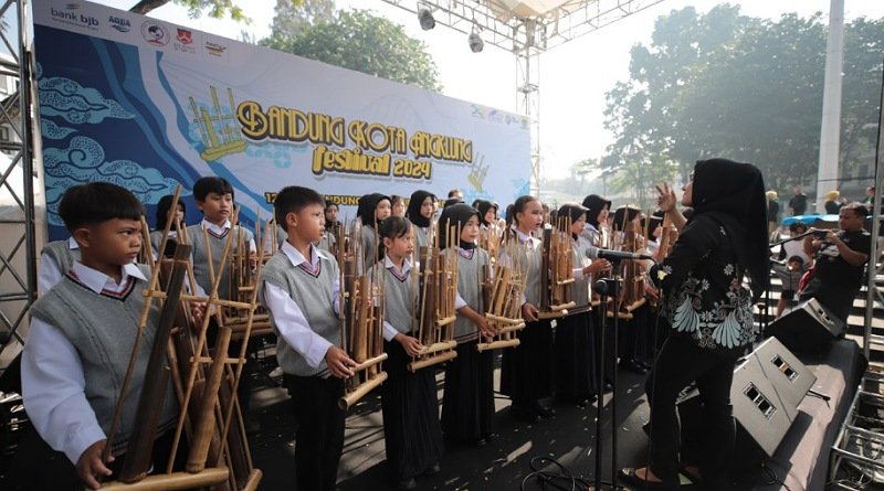 Ribuan Warga Tumpah Ruah, 12 Jam Bandung Ngurulung Angklung Siap Pecahkan Rekor