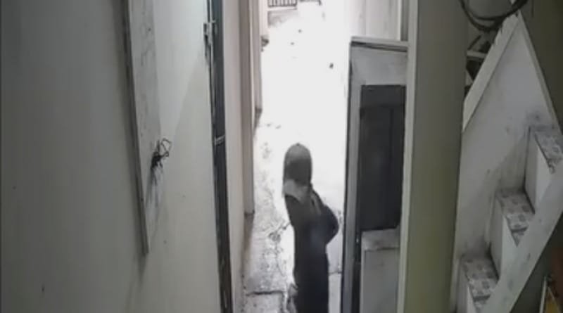 Pencurian Siang Hari, Pelaku Celingak-Celinguk di CCTV