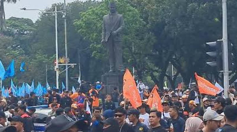Ribuan Buruh Geruduk Istana Negara Hari Ini untuk Demo Tolak Tapera