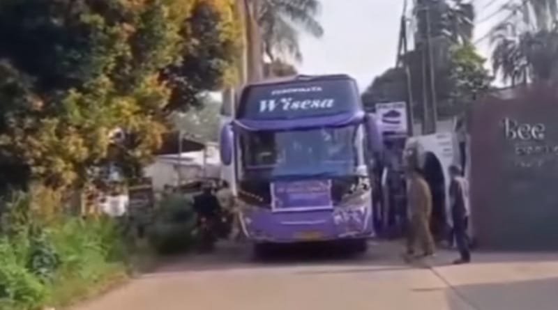 Detik-Detik Guru Berani Hadang dan Pukul Bus ‘Telolet’ di Depan Sekolah: Suara Klakson Mengganggu Ketenangan Murid