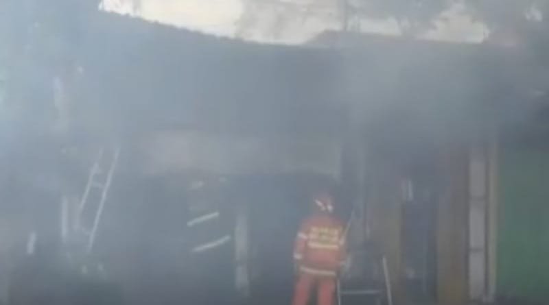 Kebakaran di Malang: Asap Tebal Membumbung dari Ruko di Simpang Tiga Jalan Laksda Adi Sucipto - Jalan Ahmad Yani