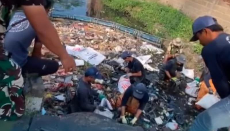 Satgas Citarum Sektor 6 Ubah Sampah Menjadi Paving Block untuk Masyarakat
