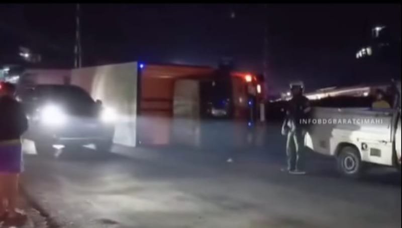 Lakalantas Truk Terguling Dekat Pelintasan Rel Kereta di Padalarang
