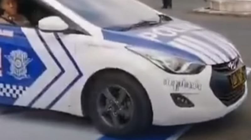 Mobil Patwal Polisi Melindas Bendera Israel, Menuai Pro dan Kontra di Media Sosial