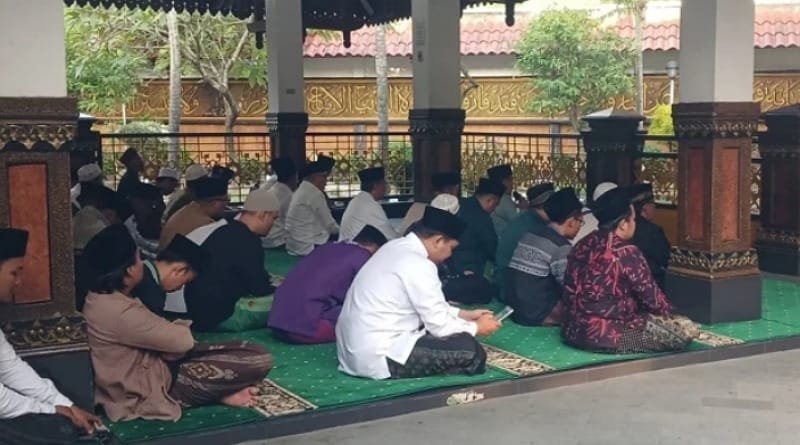Antusiasme Peserta Multaqo Nasional Ulama Al-Qur'an 2024 Saat Ziarah ke Makam KH Hasyim Asy'ari