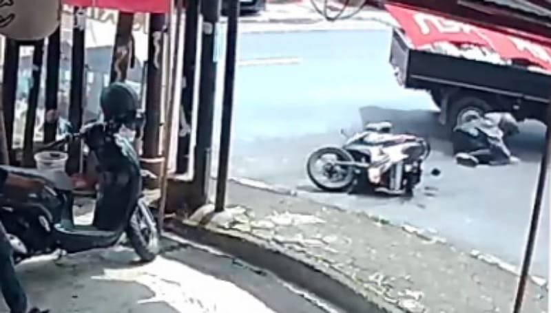 Lakalantas di Jl. Kolonel Masturi, Cimahi Tengah Mengakibatkan Pengendara Motor Terluka