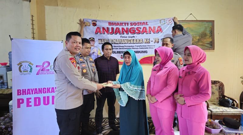 Sambut Hari Bhayangkara ke-78, Polresta Bandung Anjangsana ke Rumah Istri Mantan Kapolri