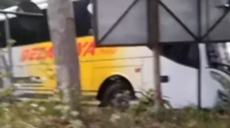 Kecelakaan Tunggal: Bus Pariwisata Reza Jaya Tabrak Pembatas Jalan di Embong Kembar Lahor