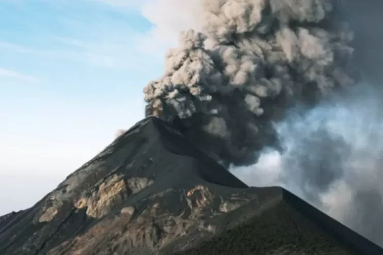 Gunung Ibu Memuntahkan Abu Vulkanik Tertiup Hingga Pengungsian Warga