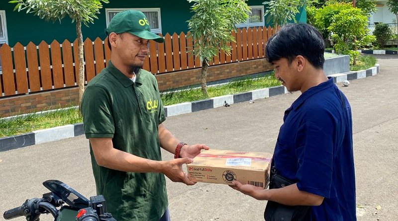 Kurir OTW Antar Paket Lazada dengan Armada Listrik